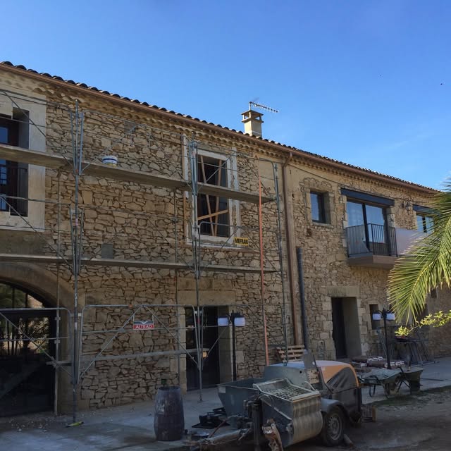Rénovation d’une façade en pierre pour préserver le patrimoine architectural.