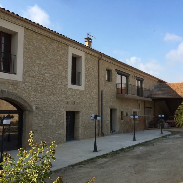 Façade en pierre ancienne mise en valeur par une rénovation soignée.