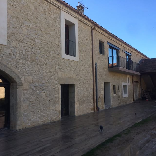 Décroutage d’une façade en pierre naturelle pour révéler son aspect d’origine.