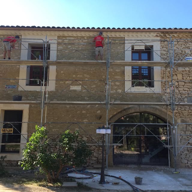 Façade en pierre restaurée par LLH Construction avec joints refaits et sous-œuvre intégrée.
