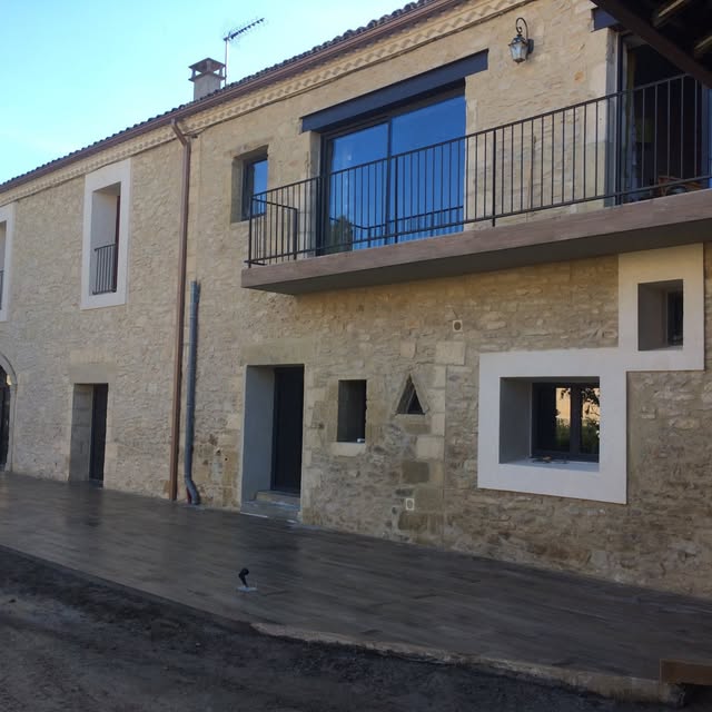 Rénovation d’une façade en pierre naturelle à Saint-Côme réalisée par LLH Construction.