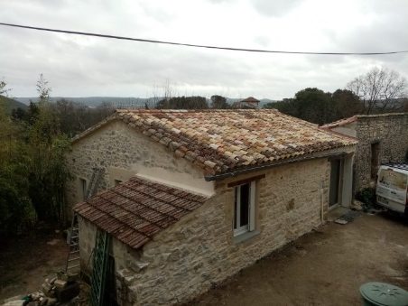 Aménagement intérieur d’une grange rénovée avec placo et isolation optimisée.
