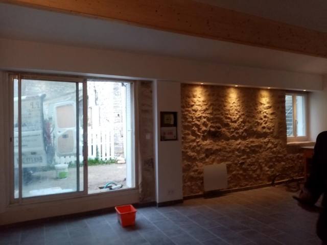 Restauration de la charpente en bois d’une grange ancienne.