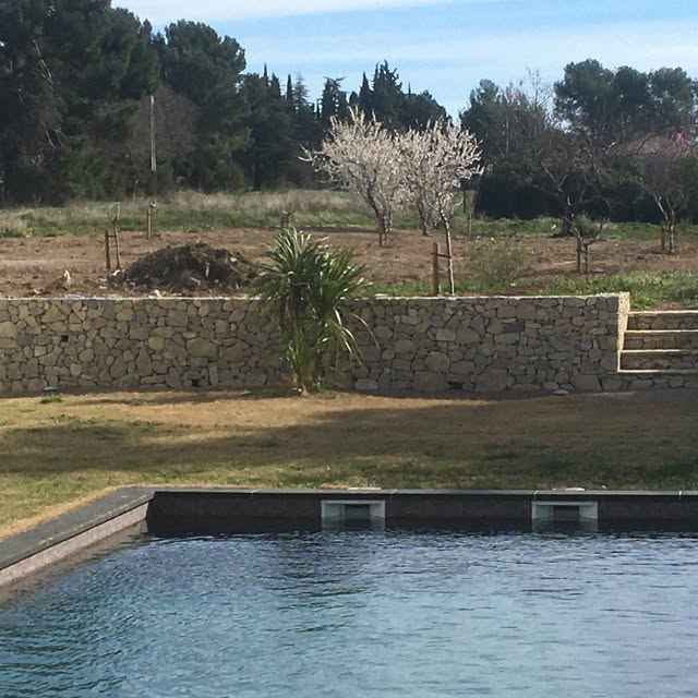 Fondations profondes pour un mur de soutènement en pierre froide.